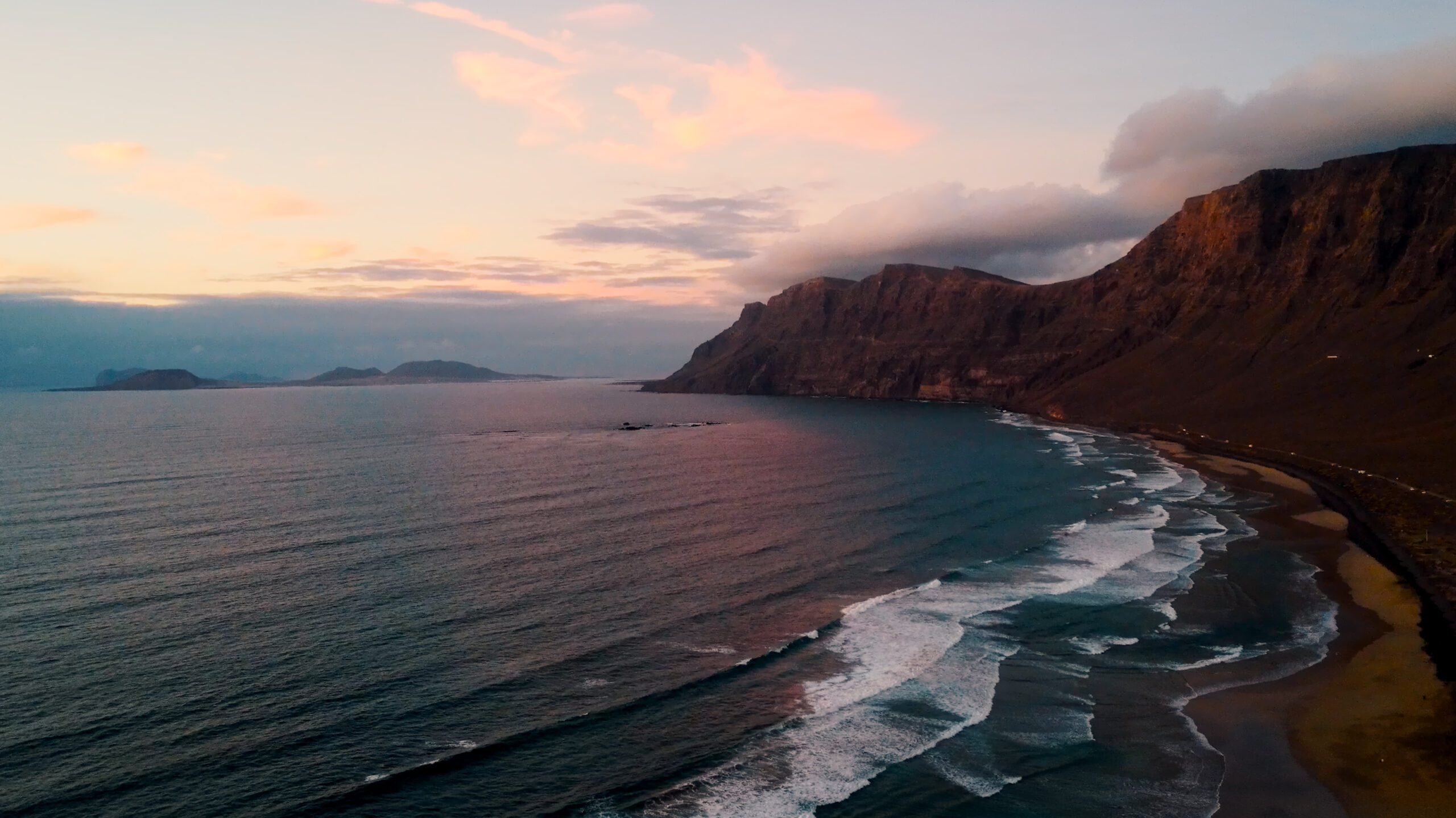 Montage V3.00_01_28_07.Still009